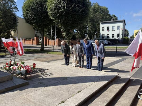 Złożenie kwiatów pod pomnikiem