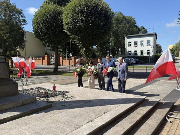 Złożenie kwiatów pod pomnikiem