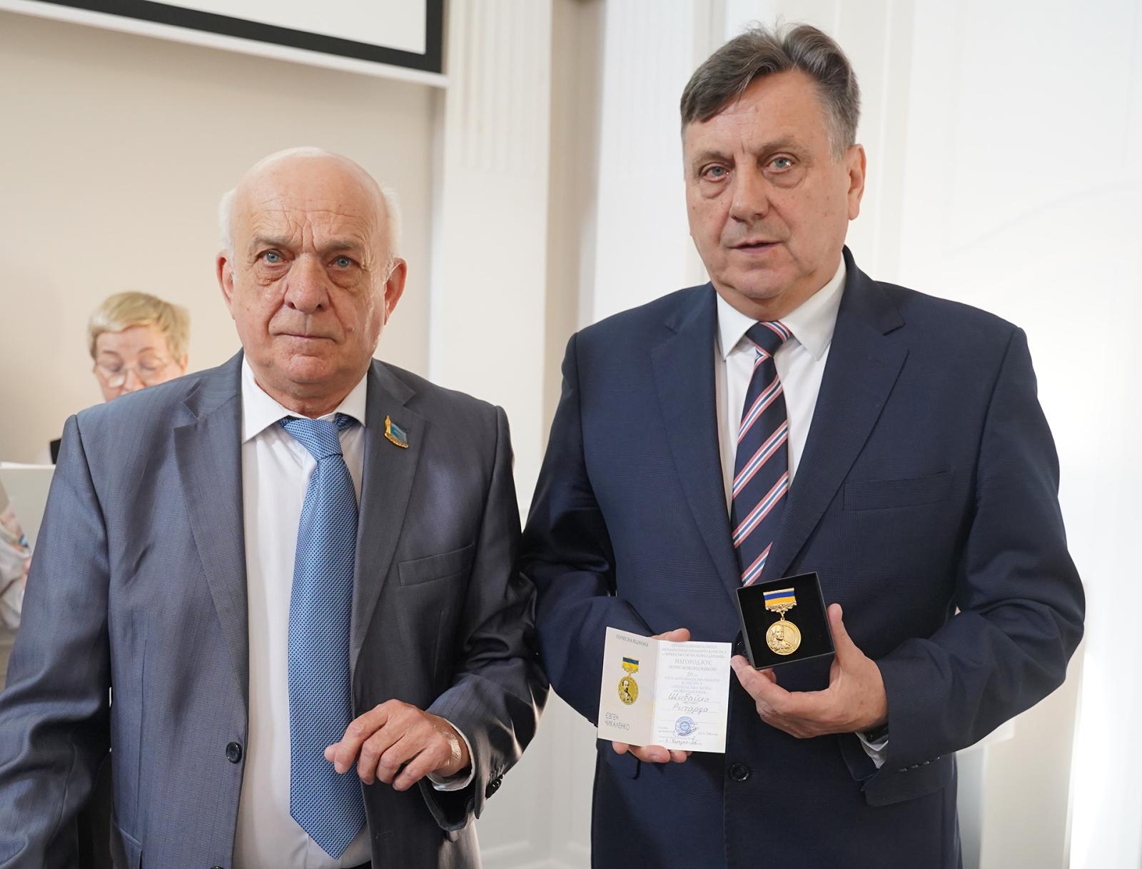 wręczenie medalu dla burmistrza