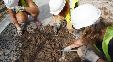 prace archeologiczne przy studni na dzierdzińcu