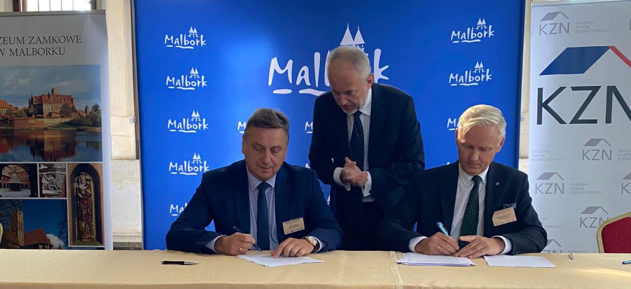podpisanie umowy w Malborku