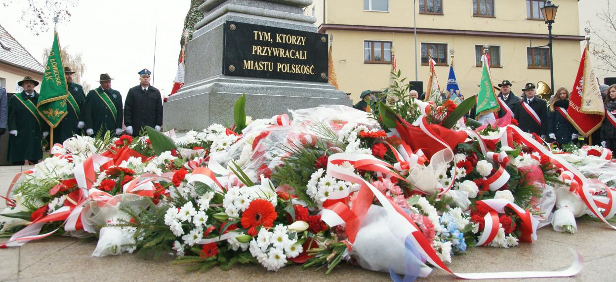 Kwiaty pod pomnikiem na Placu Bohaterów w Człuchowie