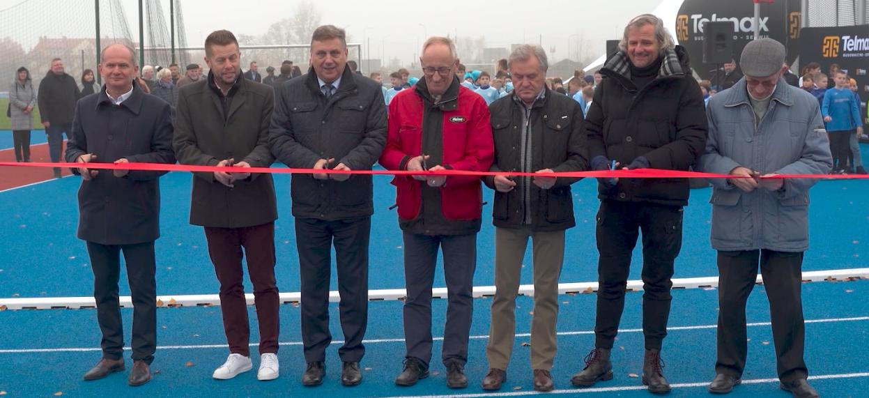 przecięcie wstęgi na stadionie