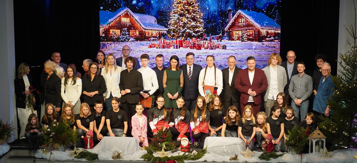 pamiątkowa fotografia laureatów i wyróżnionych