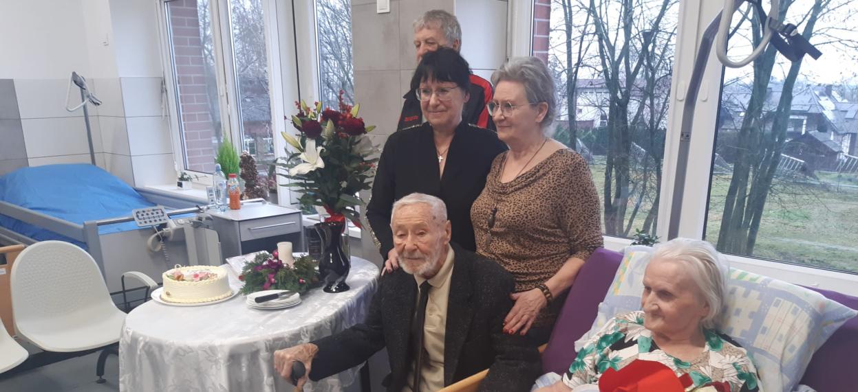 Państwo Szymkowie z córkami