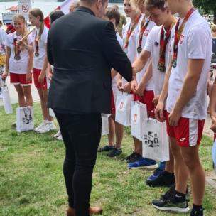 POWITALI MISTRZÓW ŚWIATA W SMOCZYCH ŁODZIACH