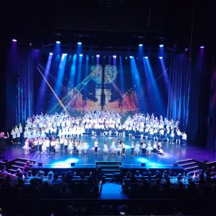 chór Miłosierni w Teatrze Muzycznym w Gdyni podczas koncertu